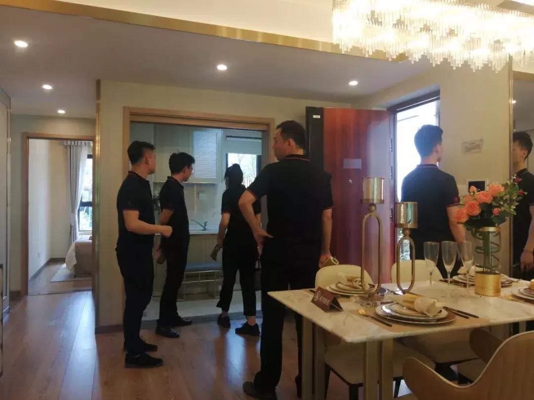 武汉地铁总价30万精装修房子,武汉地铁精装三房