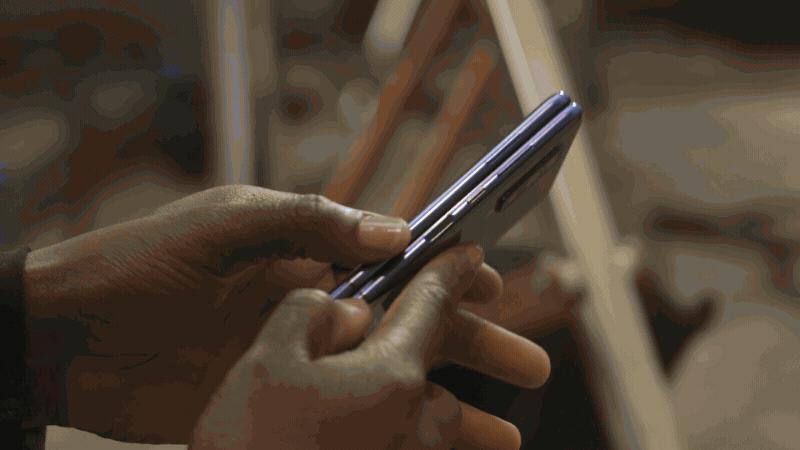 三星galaxyfold内屏有一条亮线,三星fold一代屏幕有条白线