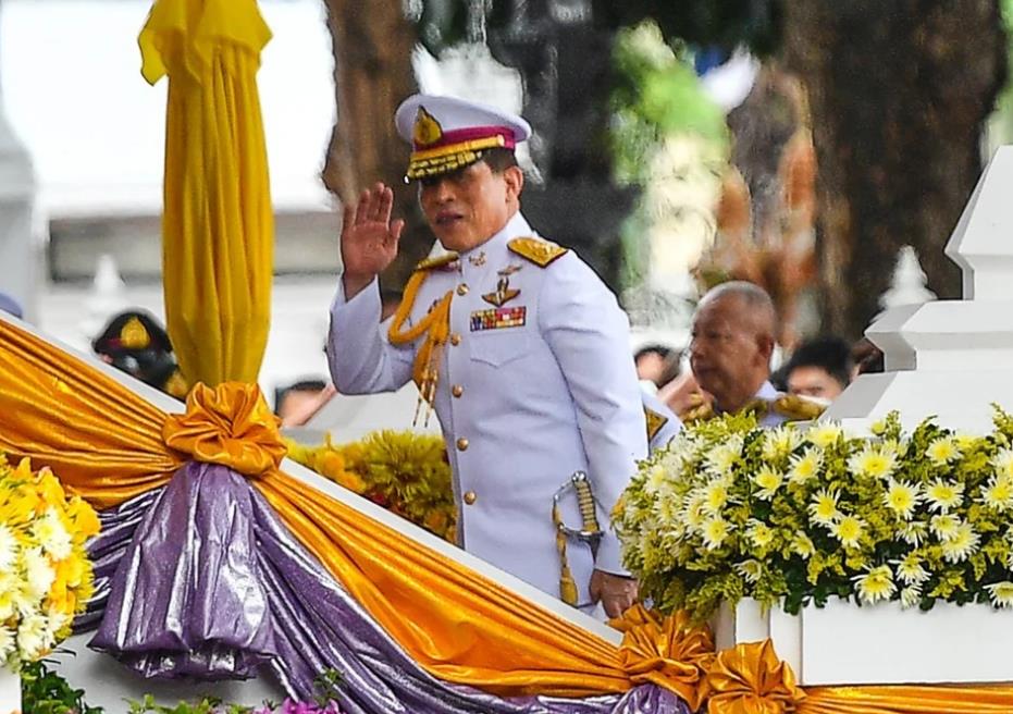 68岁泰王给玉佛擦身,泰国玉佛