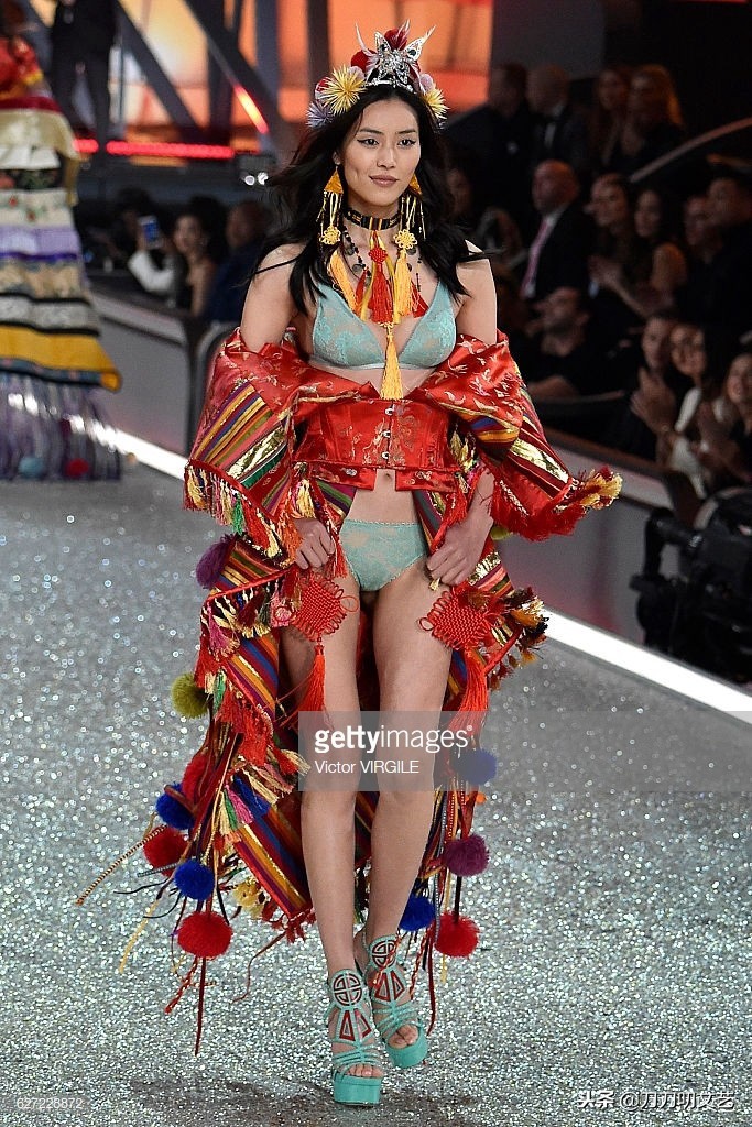 刘雯维密秀一套红蕾丝,走秀刘雯奚梦瑶维密