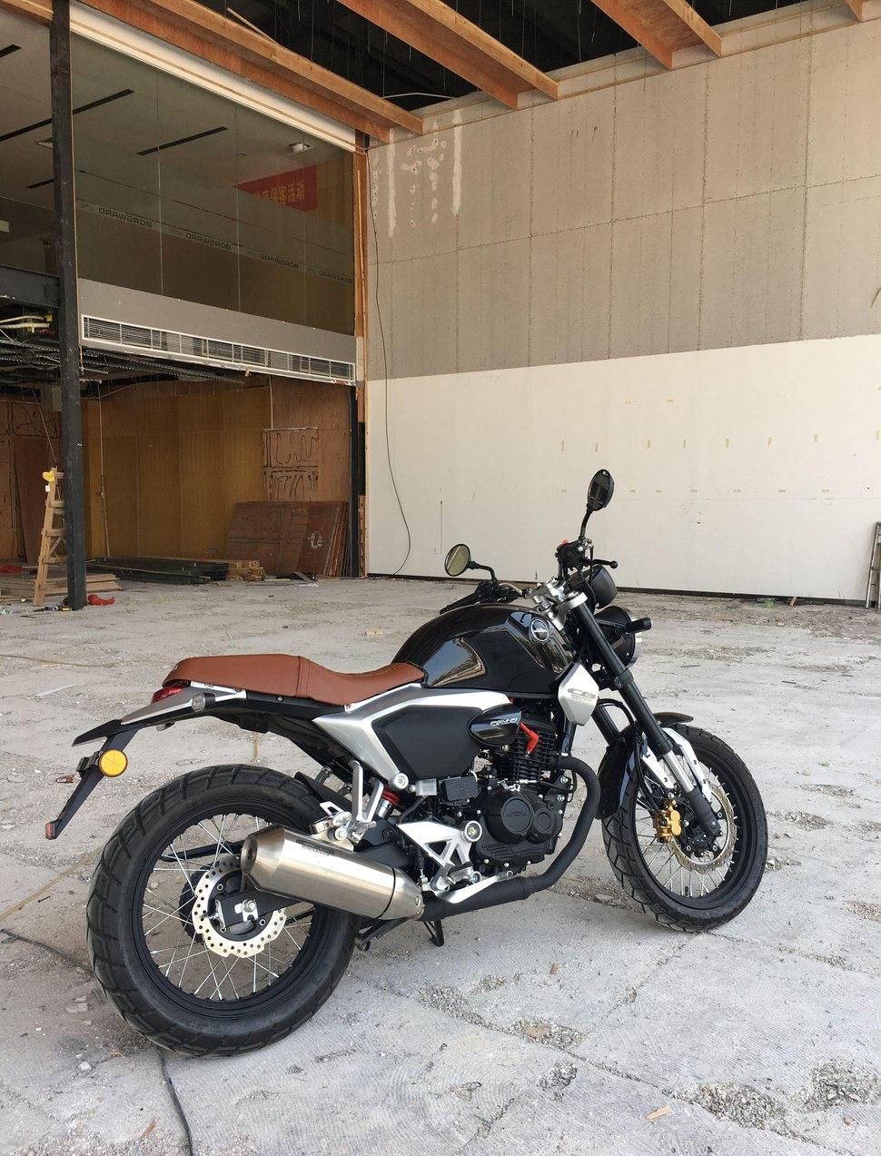 同事买了一辆日系车,同事买的摩托车