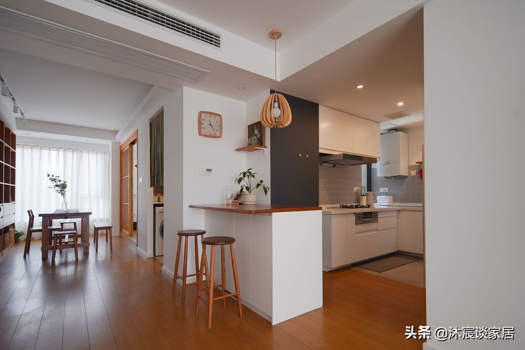 她把家布置得复古又温馨，室内被绿植环绕，这样的家，住着真舒服