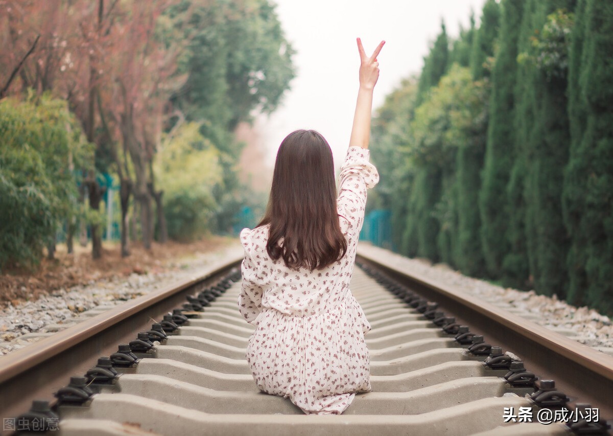 爱一个人会让自己变得更优秀,爱一个人到最后只是感动自己