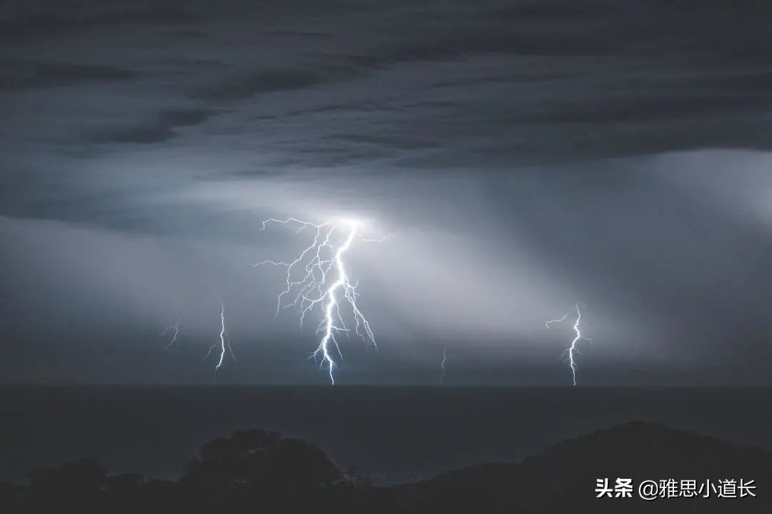 抵御大雨用英语怎么说,突降大雨用英语怎么说