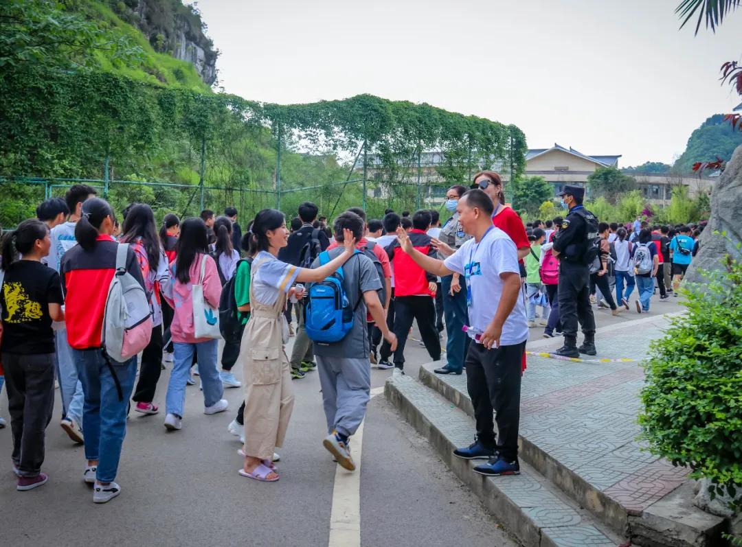 多部门联合开展高考护航行动,保康多警种联动为高考保驾护航