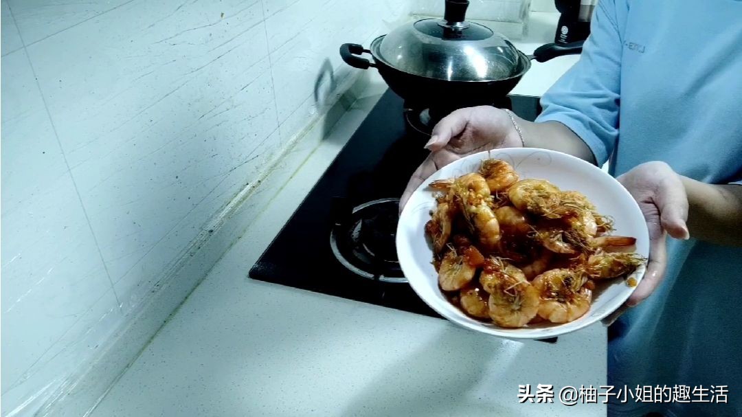 番茄油焖大虾正宗做法,油焖大虾家常做法虾肉鲜嫩又入味