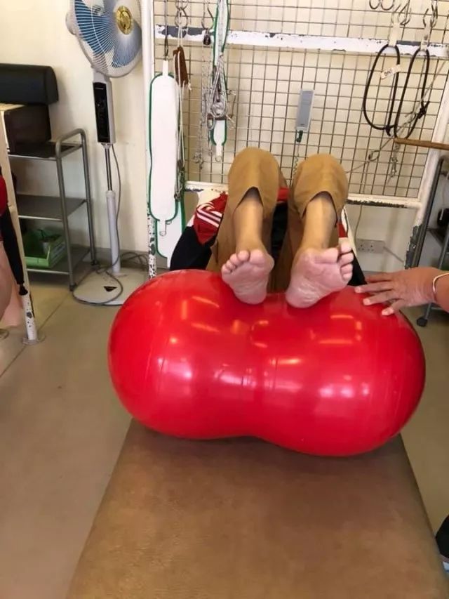 85岁tvb老戏骨身患疾病仍坚持工作,tvb71岁老戏骨患病