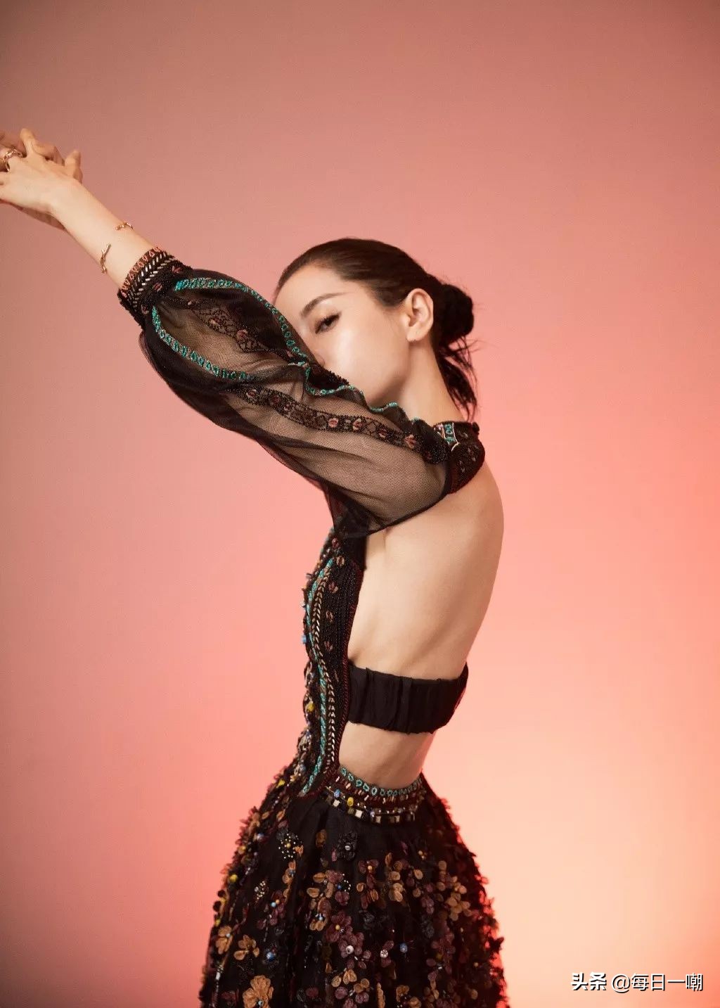 王子文高铁脚踩小桌,王子文道歉脚踩高铁桌板