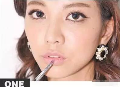 肤色偏黑想化妆成冷白皮怎么办,肤色黑怎么化妆不显老