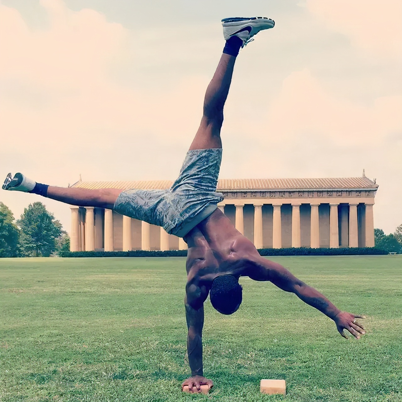 看完这些人,你再也不会觉得男人练瑜伽“娘”了