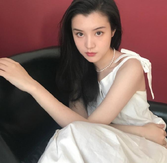 唐弋婷真是个宝藏女孩！抹胸裙尽显好身材，可塑性很强的女孩子