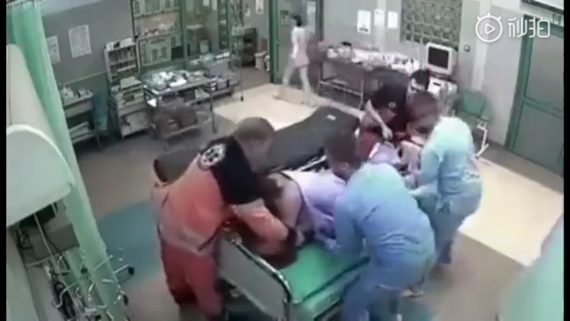 国外一对夫妻亲热后竟无法分开,被紧急送医救治,丈夫全程惨叫