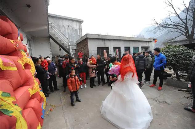 岳母抢新娘红包,婚礼当天岳母索要天价彩礼