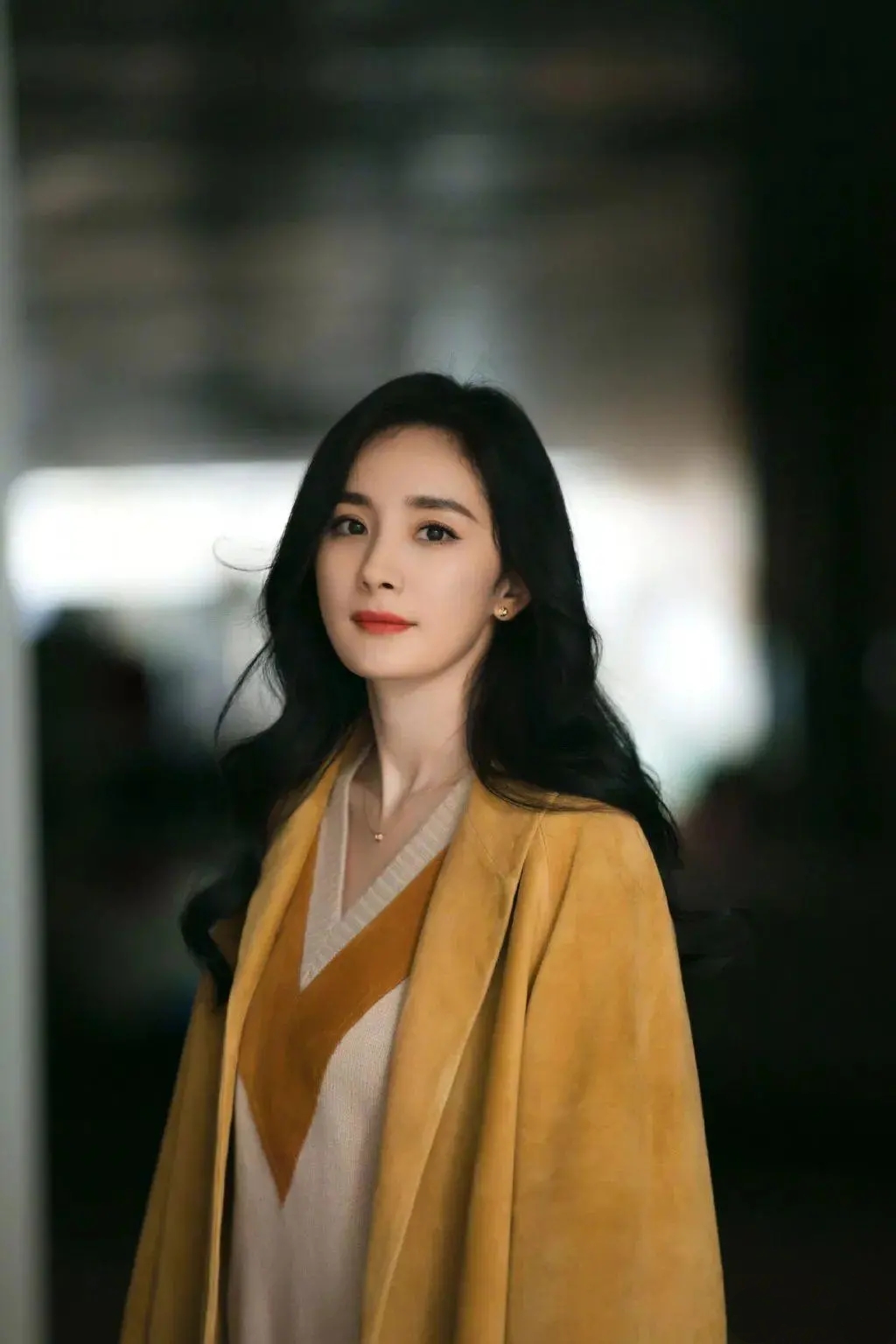 秋冬v领毛衣怎么搭配好看,什么颜色的v领毛衣比较百搭