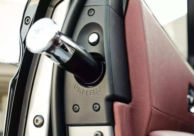 劳斯莱斯里面配的雨伞,劳斯莱斯上带雨伞