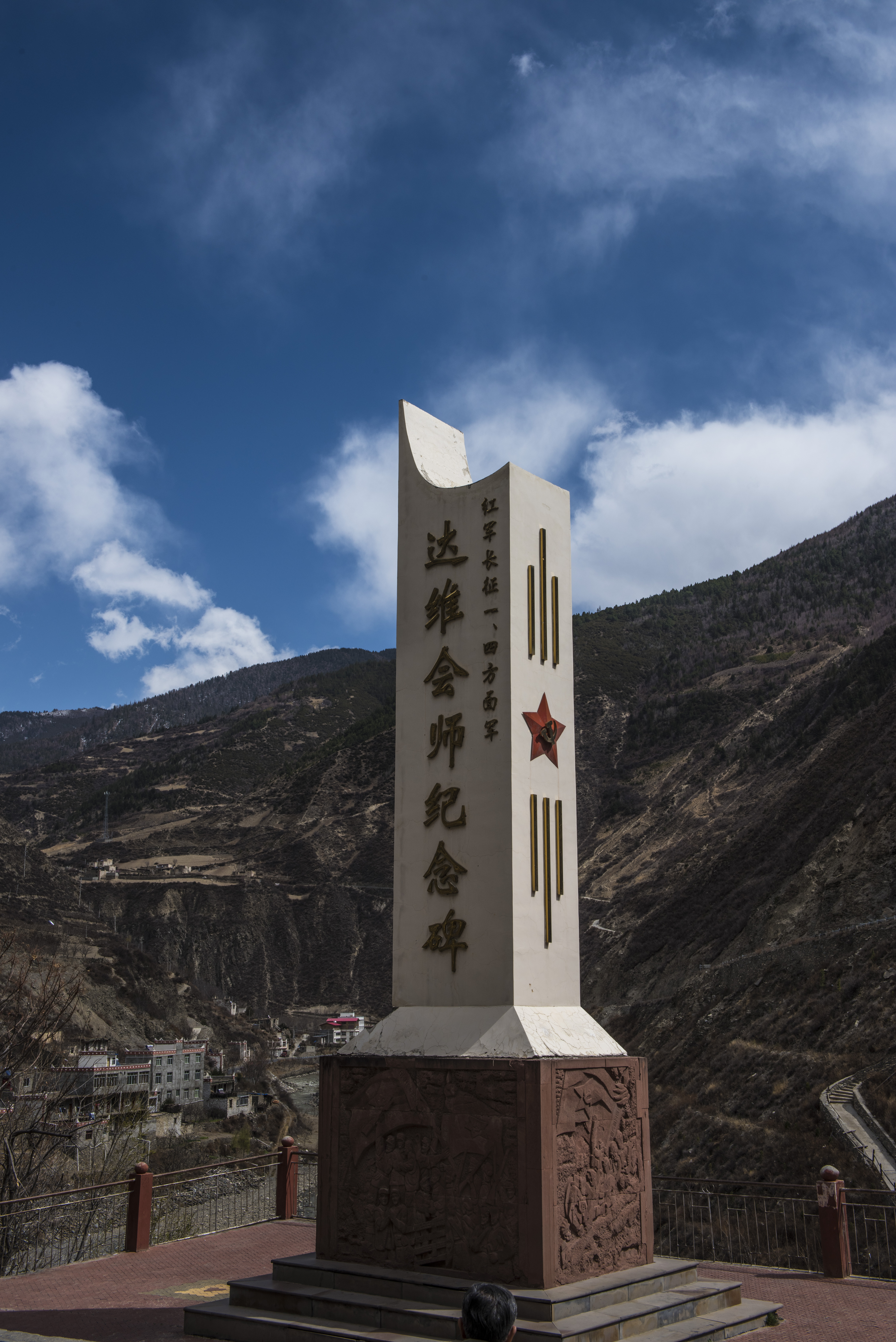 夹金山垭口云海,重峦叠嶂层峦叠嶂