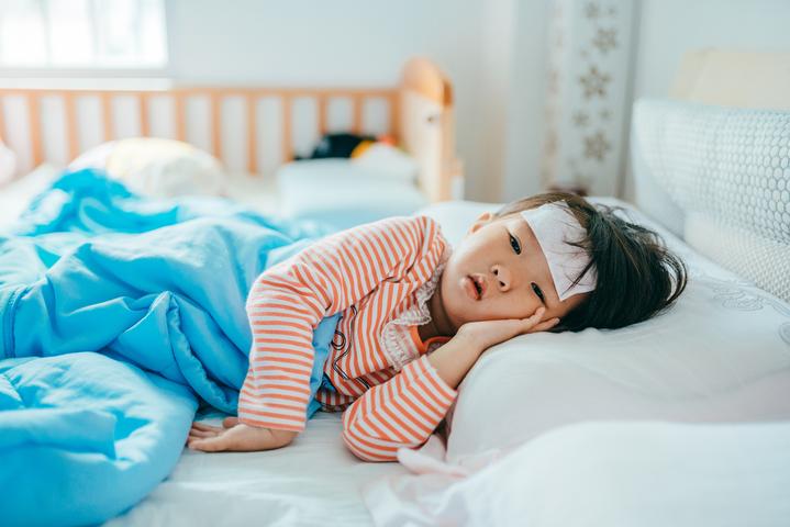 小孩发烧到底要不要去医院,孩子发烧如何判断需不需要去医院