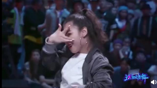 不愧是“钢铁直男”，面对女生大胆放电，王一博6字回应瞬间冷场