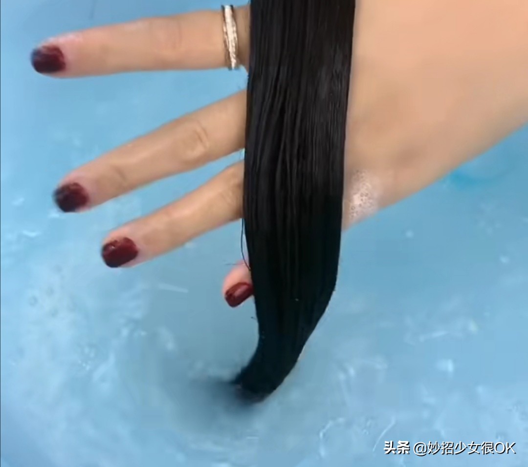 口香糖粘头发上用什么办法拿下来,如果头发粘上了口香糖怎么剪掉