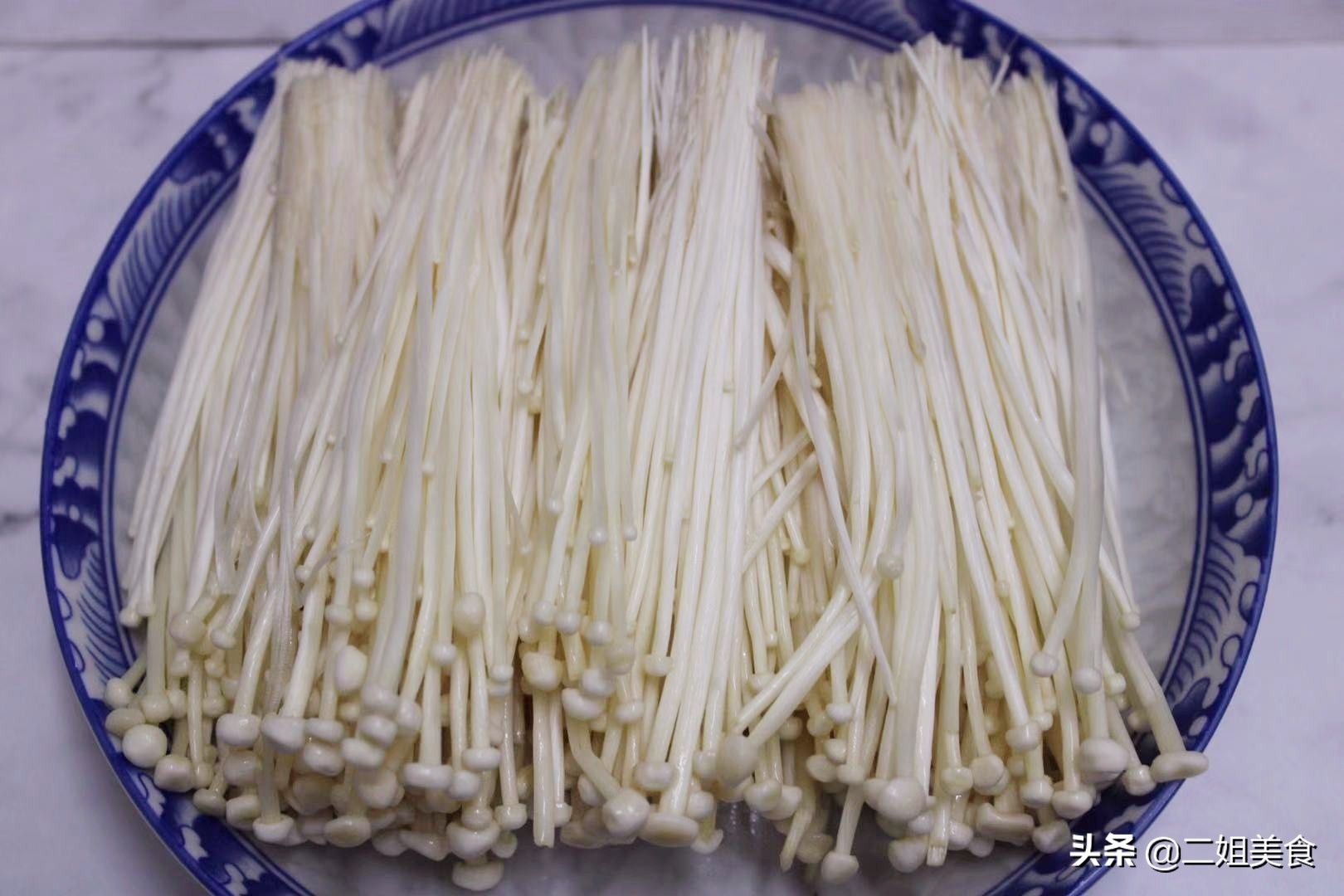 金针菇和什么菜配起来炒比较可口,金针菇这样做比烤肉还要好吃