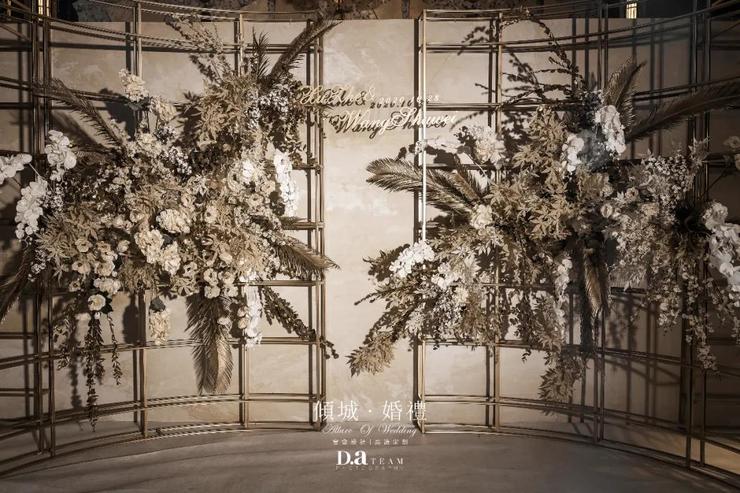 香槟色主题婚礼大屏幕视频,小饭店香槟色婚礼布置简约