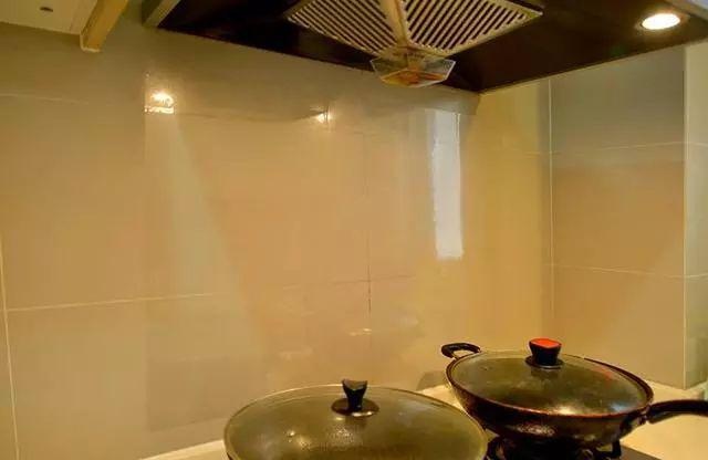 油烟机做饭很呛味怎么办,做饭时吸油烟机把火都吸走了