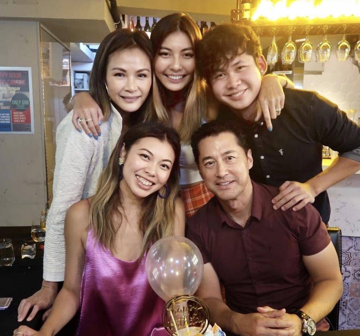 甜蜜！香港著名演员庆与太太结婚28周年，两个女儿外貌身材出众