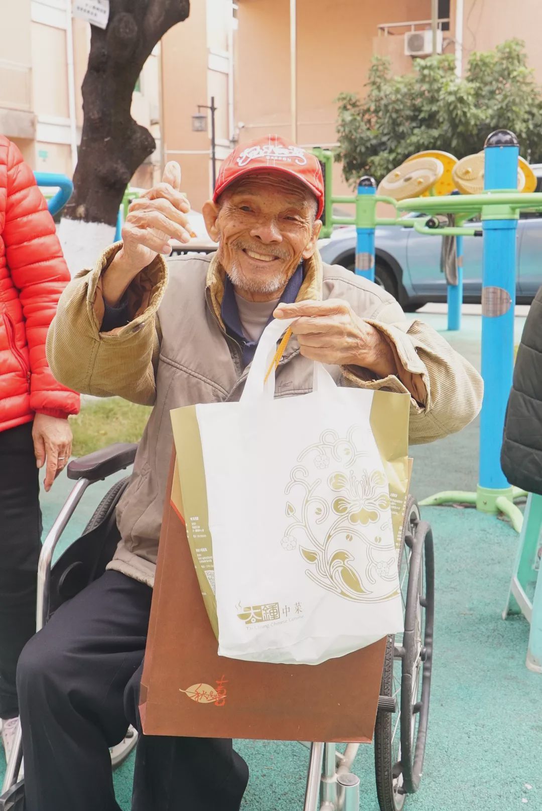 冬日里的温暖传递,冬日的温暖和幸福在彼此间传递