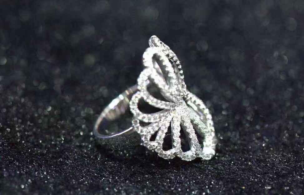 人造钻石与天然钻石的区别与价值,人造钻石和天然钻石的最大区别