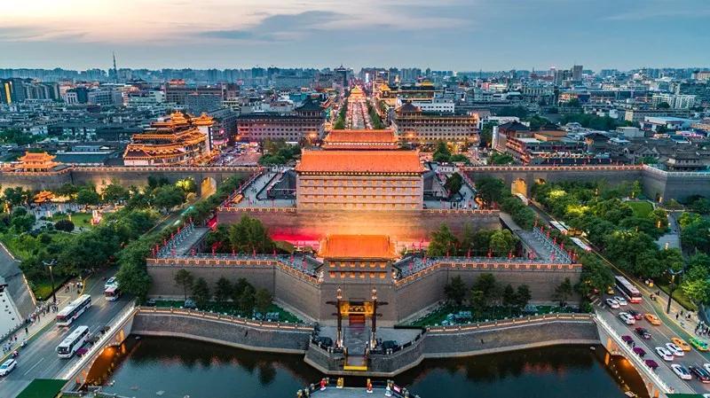 今天，一起去揭开“金甲男团”的神秘面纱……