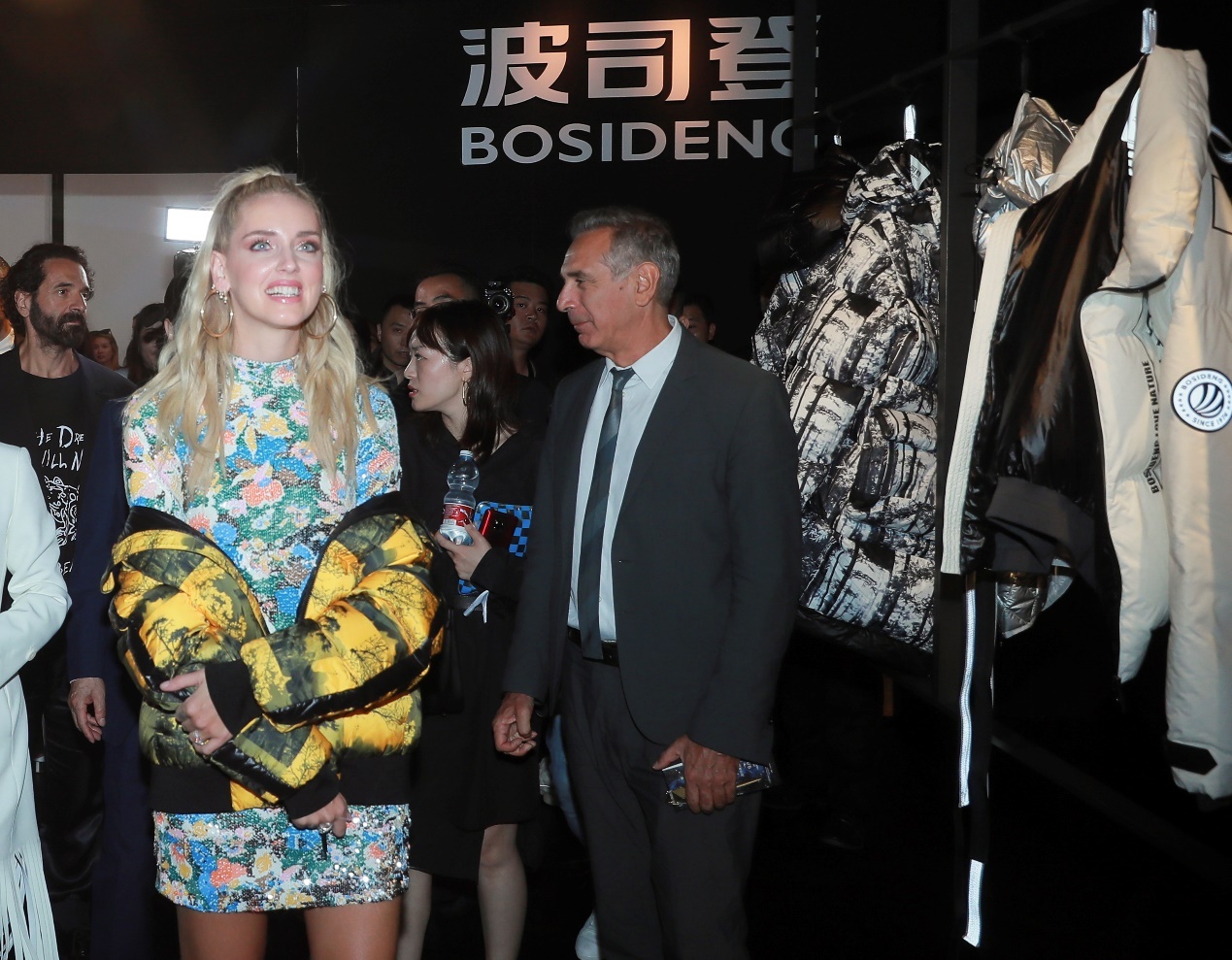 杨幂李宇春出席波司登上海发布会,杨幂和李宇春参加波司登