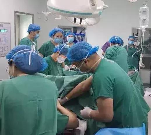 公布抢救记录脐带脱垂产妇获救,产妇突发脐带脱垂胎儿命悬一线