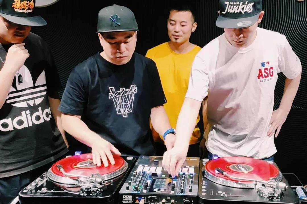 深度专访DJWINGDJWOLF,他们是和黑胶最亲密的人