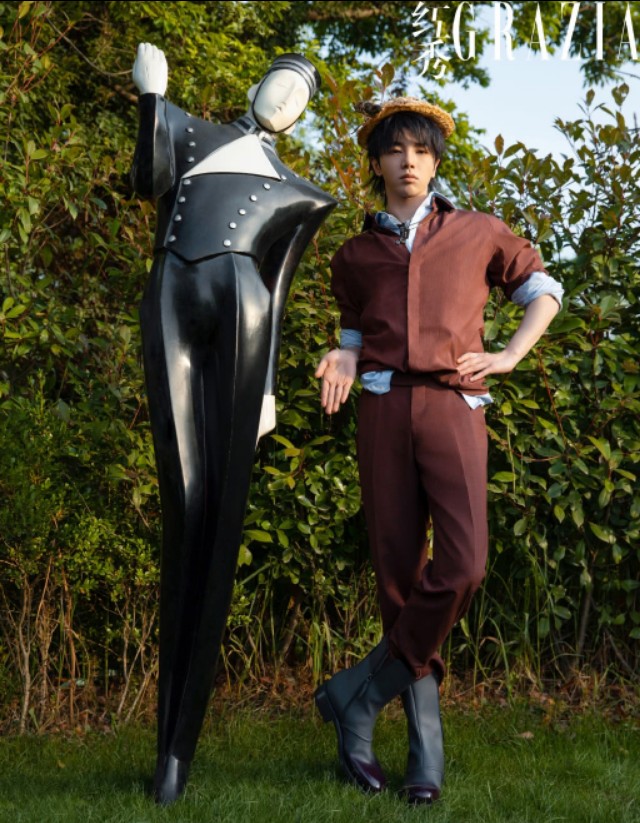 华晨宇cosplay齐木楠雄,华晨宇一袭红装变成羽翼