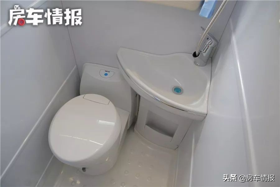 江铃d-max底盘单排皮卡房车怎么样,神行太保d-max硬升顶皮卡四驱房车