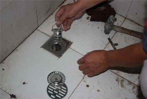 马桶堵塞会导致地漏堵吗,厕所地漏堵了怎么快速疏通