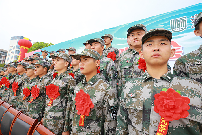 专科大二去当兵可以一直当嘛,一般当兵有什么好处和弊端