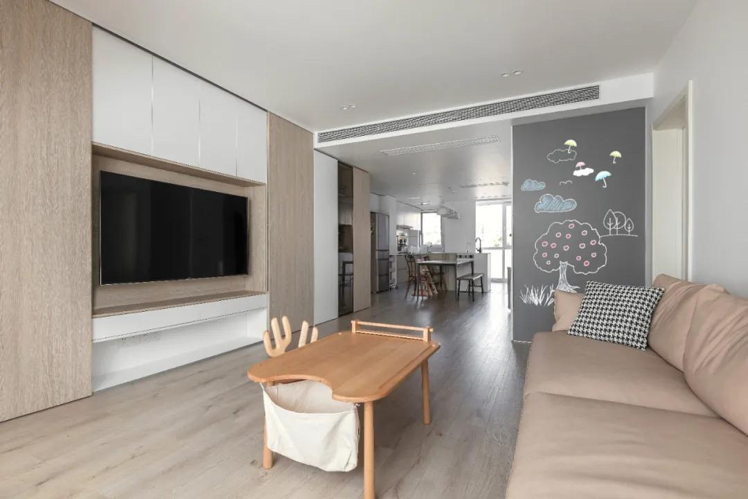 100平现代简约阳台装修风格,125平带阳台简约温馨装修风格