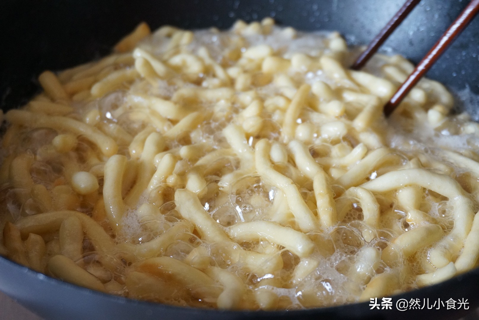 沙琪玛做法用泡打粉还是小苏打,做沙琪玛用泡打粉好还是苏打粉好