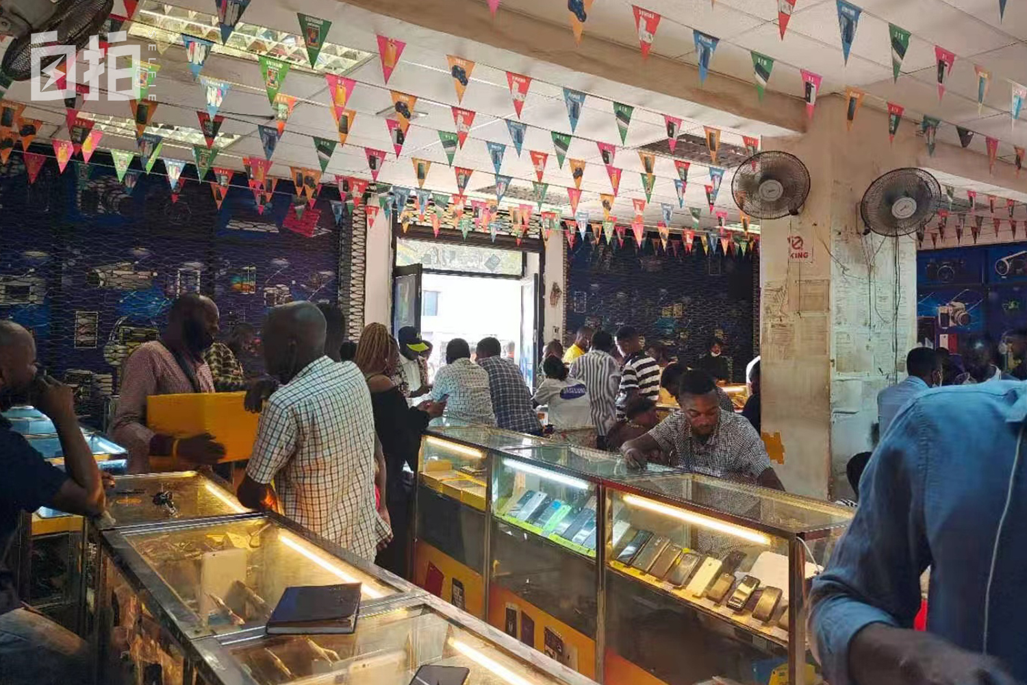 我,农村娃,在非洲卖中国手机,当小老板,月入三万多人民币