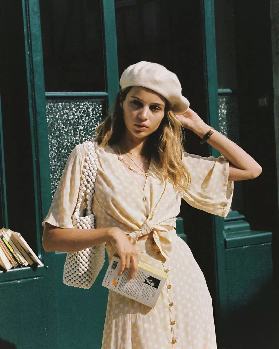 夏季女明星都爱抢着穿碎花裙,女明星红色碎花裙街拍