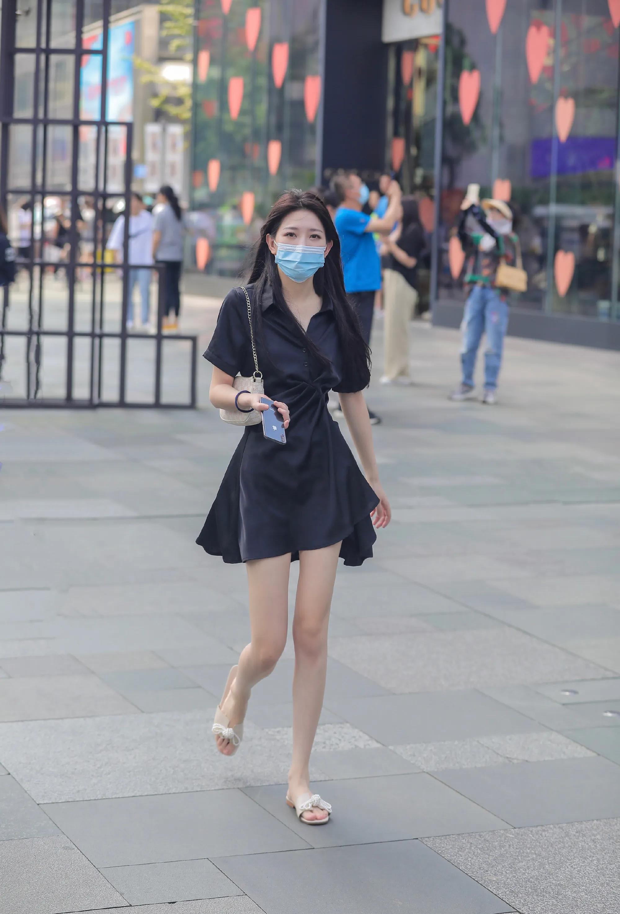 看街拍识包包：实用又潮范的轻奢MK穿搭示范