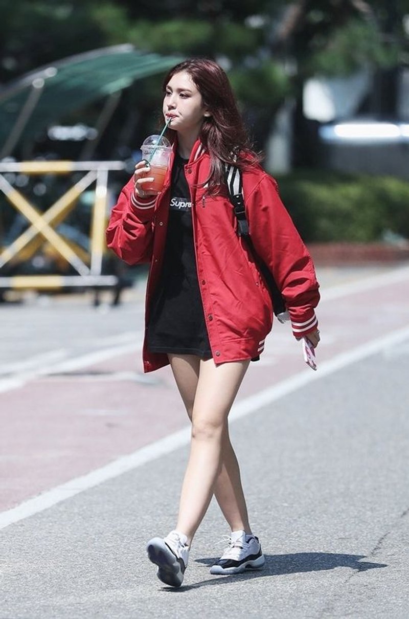 又甜又潮的正妹不多了！这位妹子全身Supreme脚踩AJ1倒钩太正