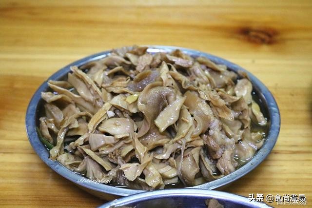 去乡下的婶婶家摘水果，堂哥下厨做了一桌客家菜，撑到打饱嗝