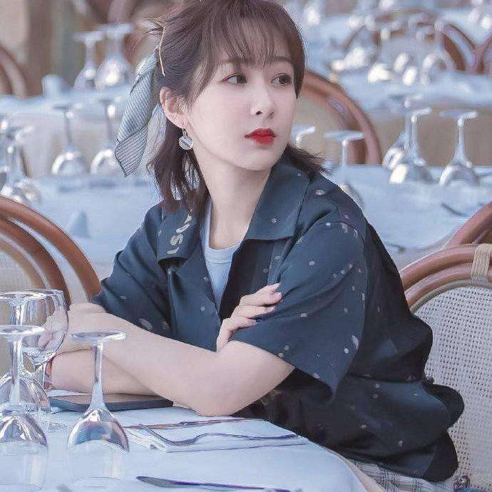 减龄发型丸子头女2020流行发型,什么发型半扎丸子头减龄