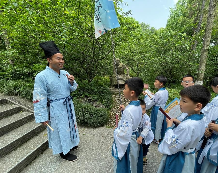 外卖小哥获得诗词大会第一名,诗词大会夺冠的外卖小哥目前状况