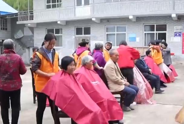 理发师给农村老人免费理发,暖心的理发师给流浪汉理发