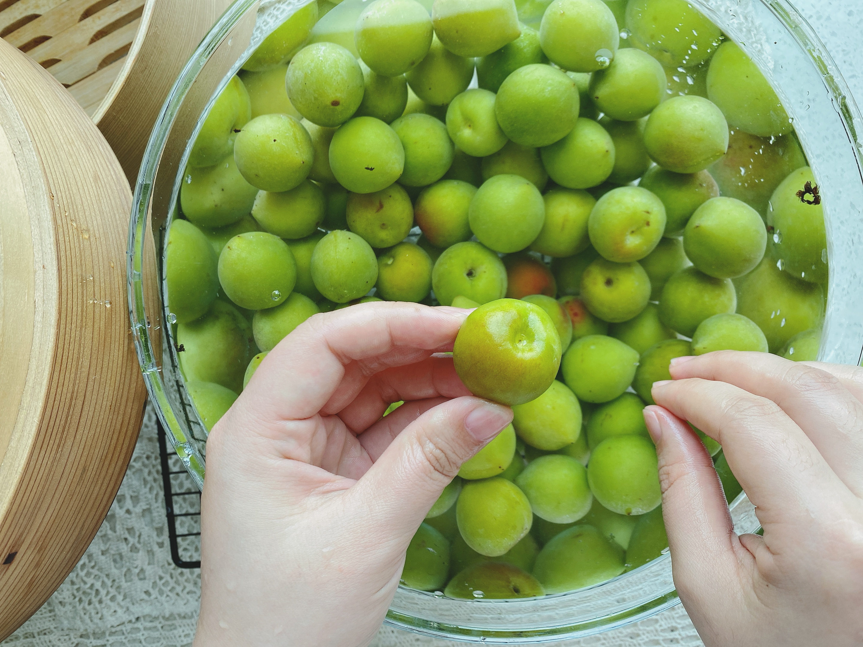青梅酒用浓香还是酱香好喝,青梅酒最好选什么白酒