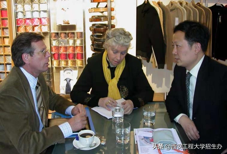 为了陪伴孩子放弃铁饭碗下海经商,一对夫妻一起上大学