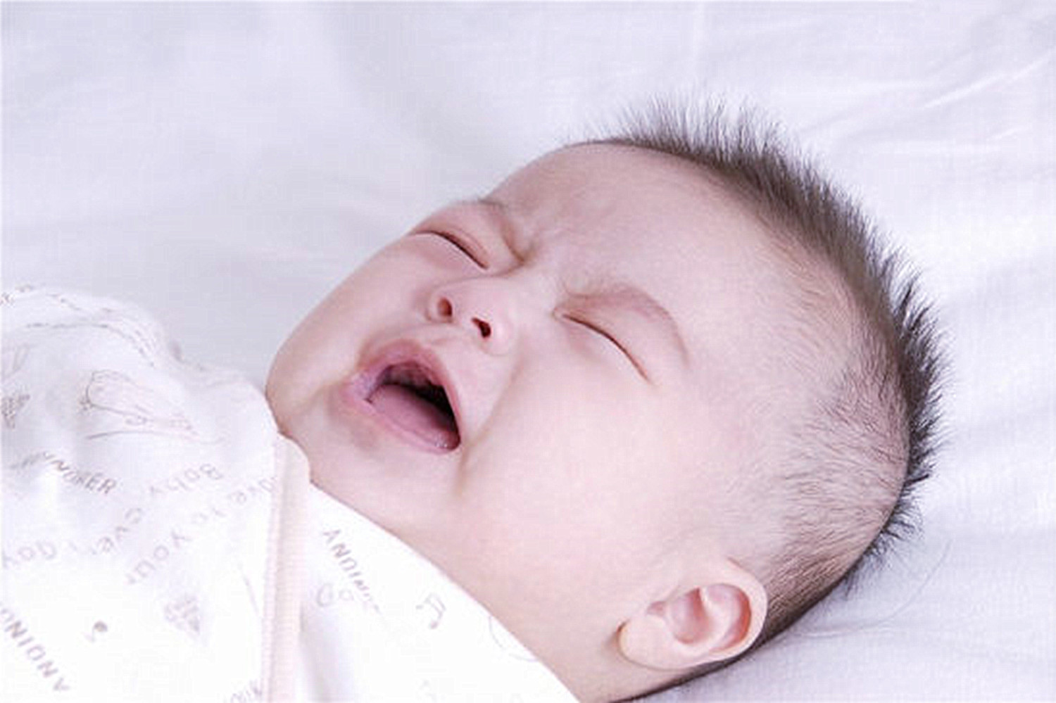 2个月宝宝总是哭闹不睡觉怎么办,2个月婴儿晚上不睡觉爱哭怎么办